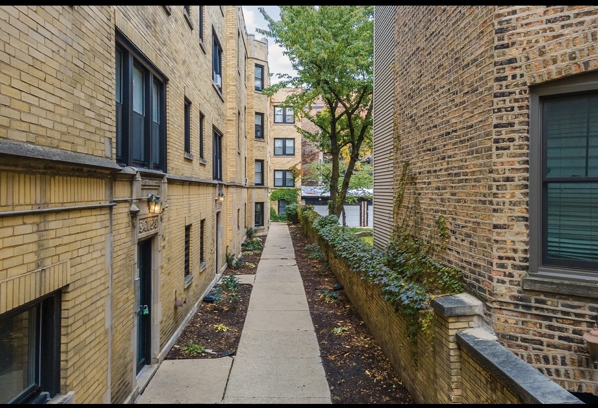 648.5 W Roscoe Street 3N