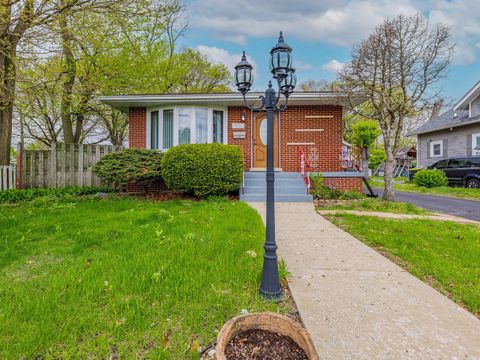 Tiny photo for 18136 Oakwood Avenue, Lansing, IL 60438 (MLS # 12639688)