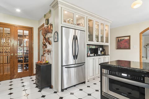 Tiny photo for 803 Waltz Court, Prospect Heights, IL 60070 (MLS # 12738018)