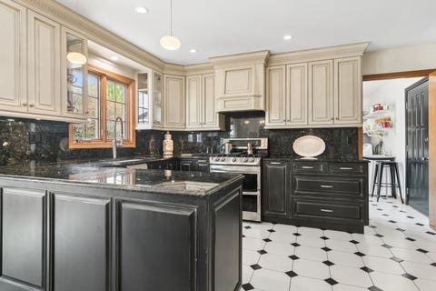 Tiny photo for 803 Waltz Court, Prospect Heights, IL 60070 (MLS # 12738018)