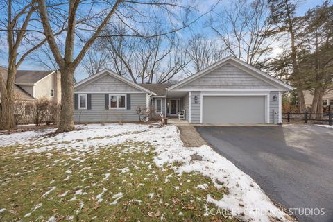 Photo of 31 Roosevelt Street, St. Charles, IL 60174 (MLS # 12585923)