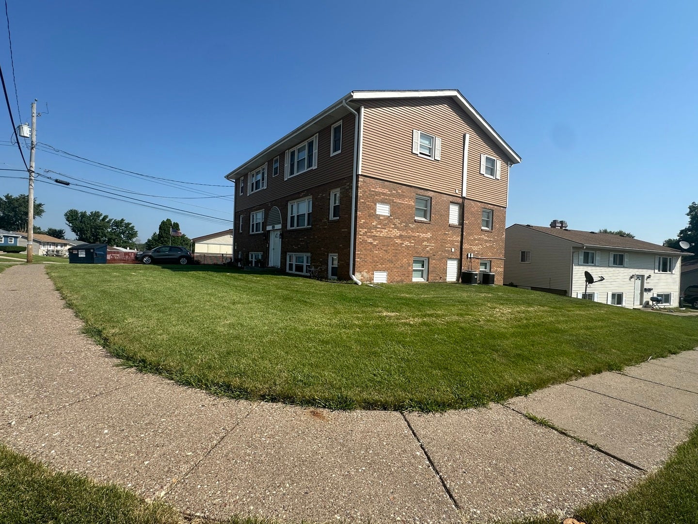 2705 N Lincoln Avenue