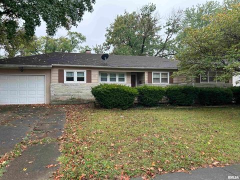 Photo of 422 W 5TH Street, Benton, IL 62812 (MLS # EB459853)