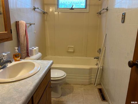 Tiny photo for 422 W 5TH Street, Benton, IL 62812 (MLS # EB459853)