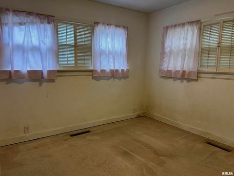 Tiny photo for 422 W 5TH Street, Benton, IL 62812 (MLS # EB459853)