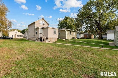 Tiny photo for 2427 32ND Street, Moline, IL 61265 (MLS # QC4268472)
