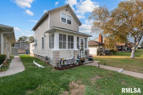 Tiny photo for 2427 32ND Street, Moline, IL 61265 (MLS # QC4268472)