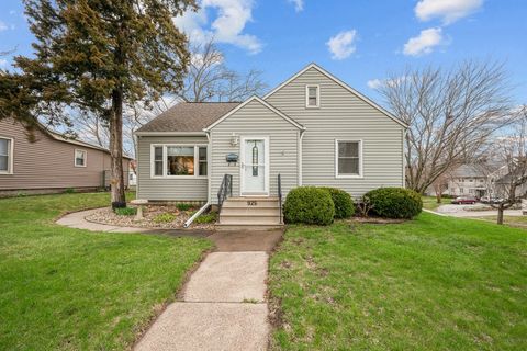 Photo of 925 12th Avenue, Moline, IL 61265 (MLS # 12607922)