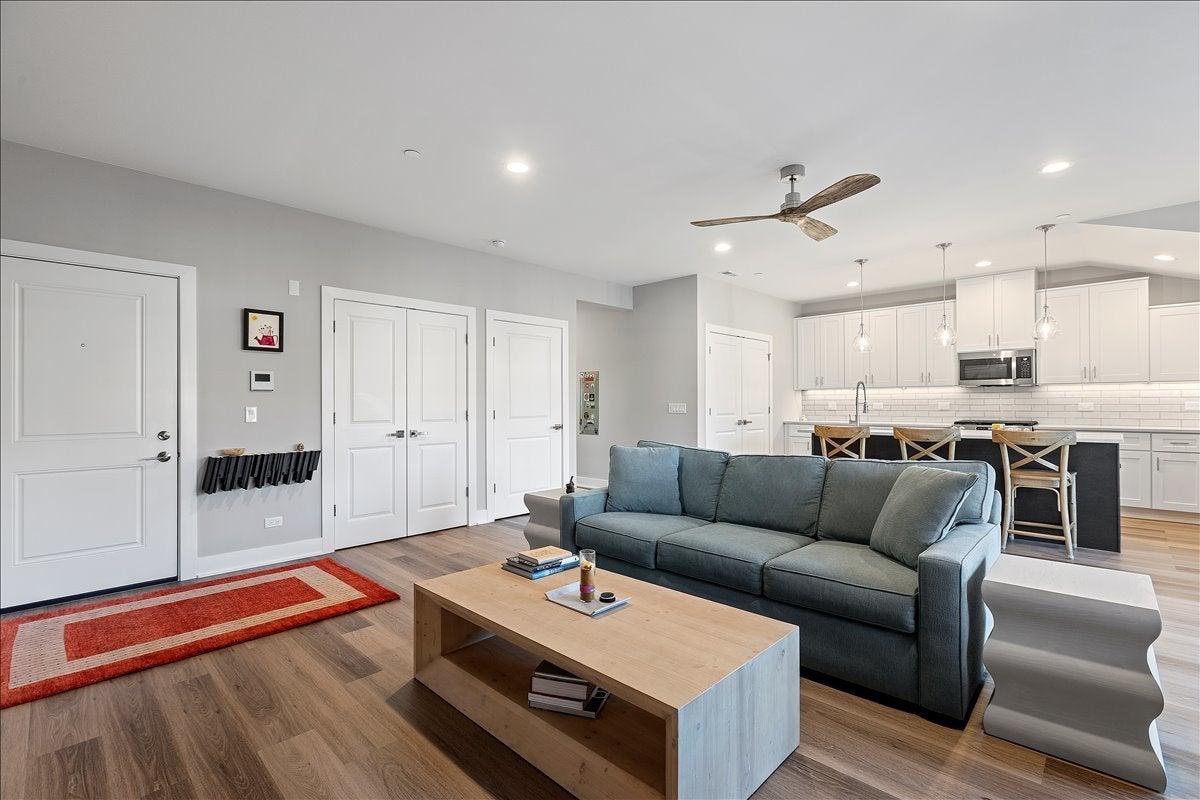 319 S Glendale Avenue 303