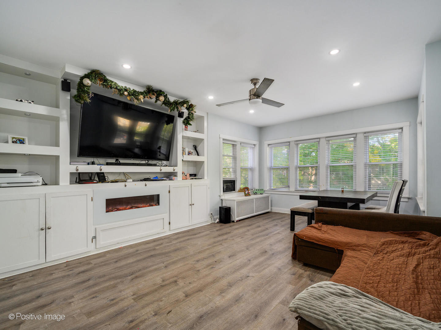 6423 N Leavitt Street