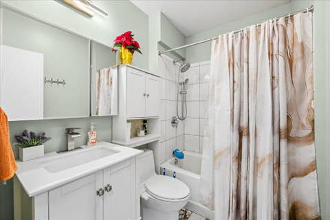 Tiny photo for 1009 W Wolfram Street #1E, Chicago, IL 60657 (MLS # 12715168)