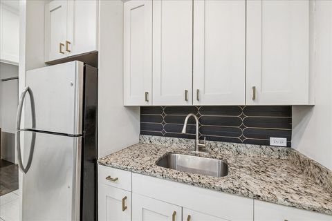 Tiny photo for 1009 W Wolfram Street #1E, Chicago, IL 60657 (MLS # 12715168)