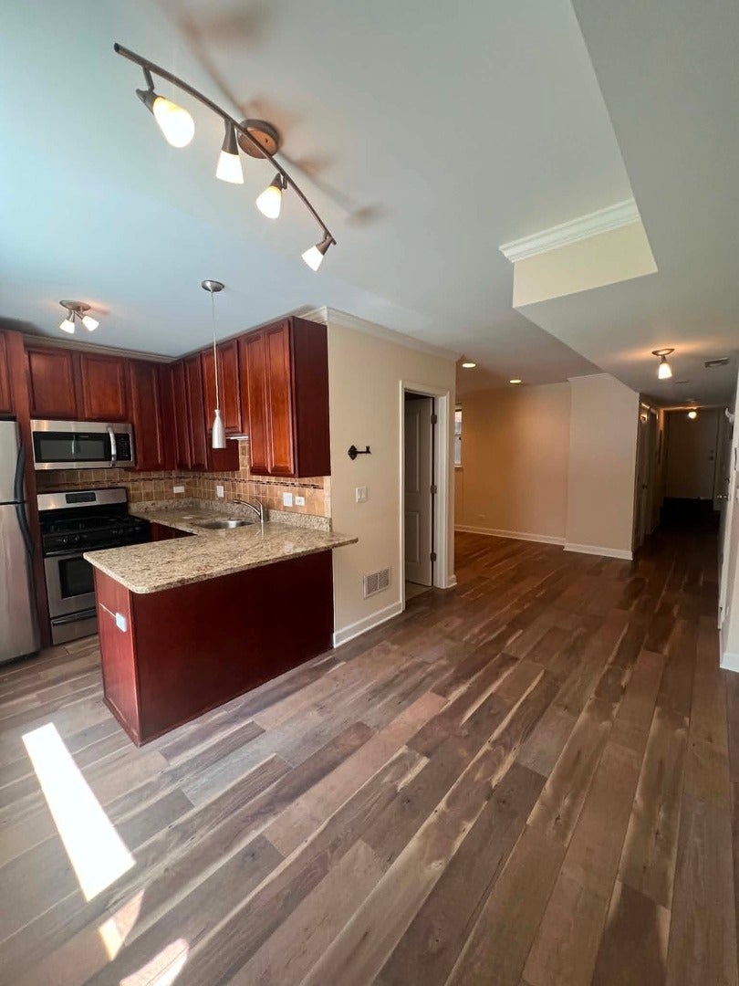 3733 N MILWAUKEE Avenue G-4