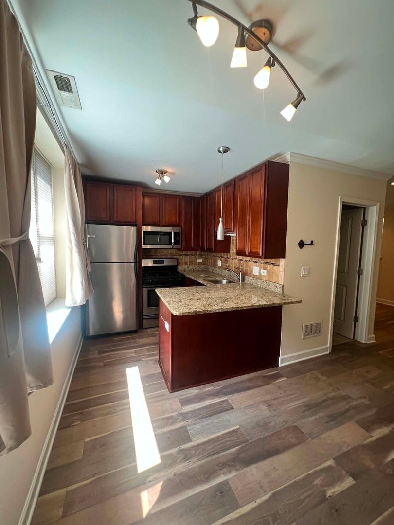 3733 N MILWAUKEE Avenue G-4
