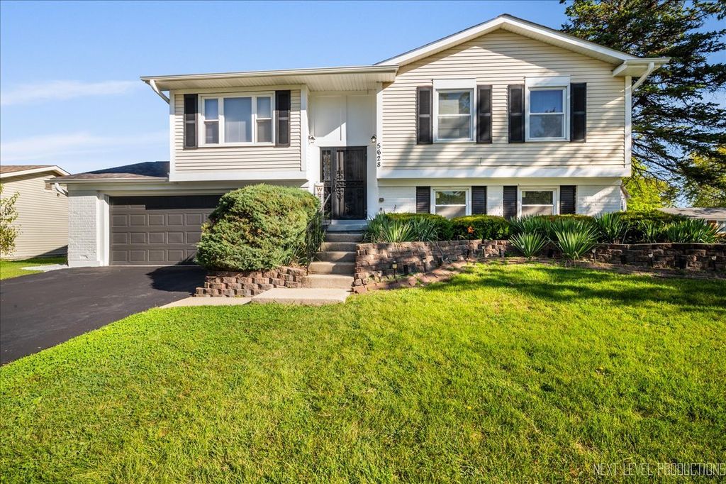 Photo for 5628 Crestwood Road, Matteson, IL 60443 (MLS # 12498396)