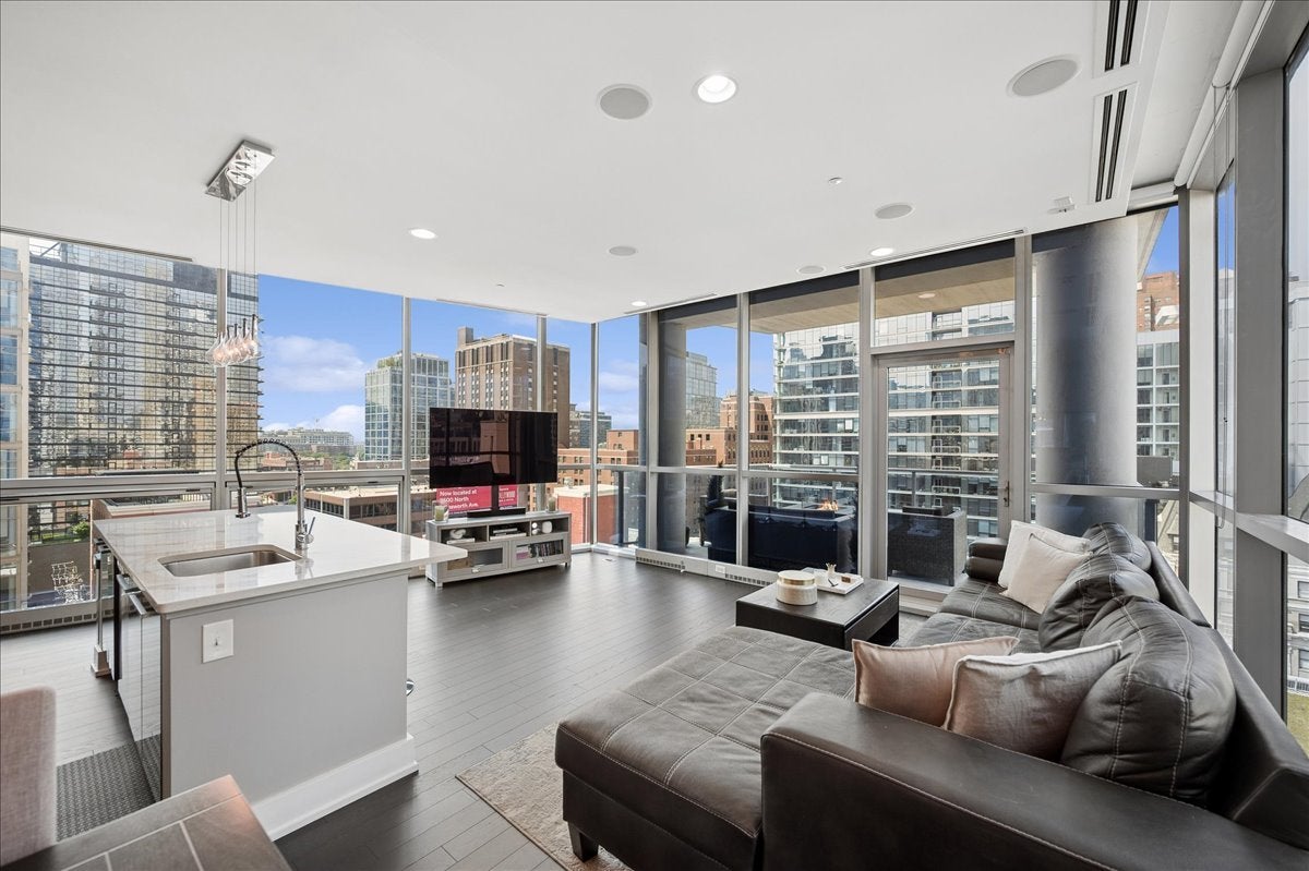 110 W Superior Street 1003