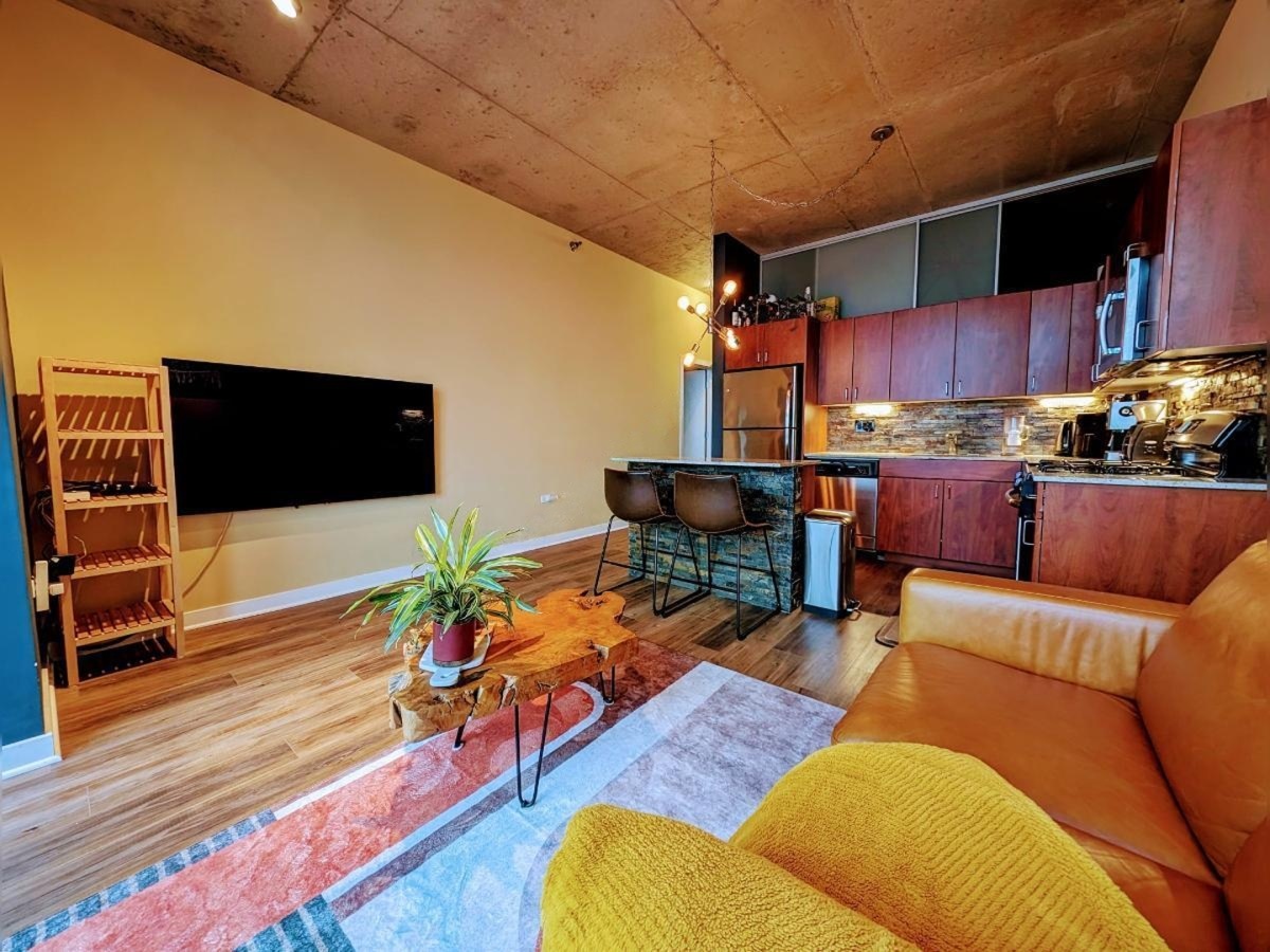 235 W Van Buren Street 2907