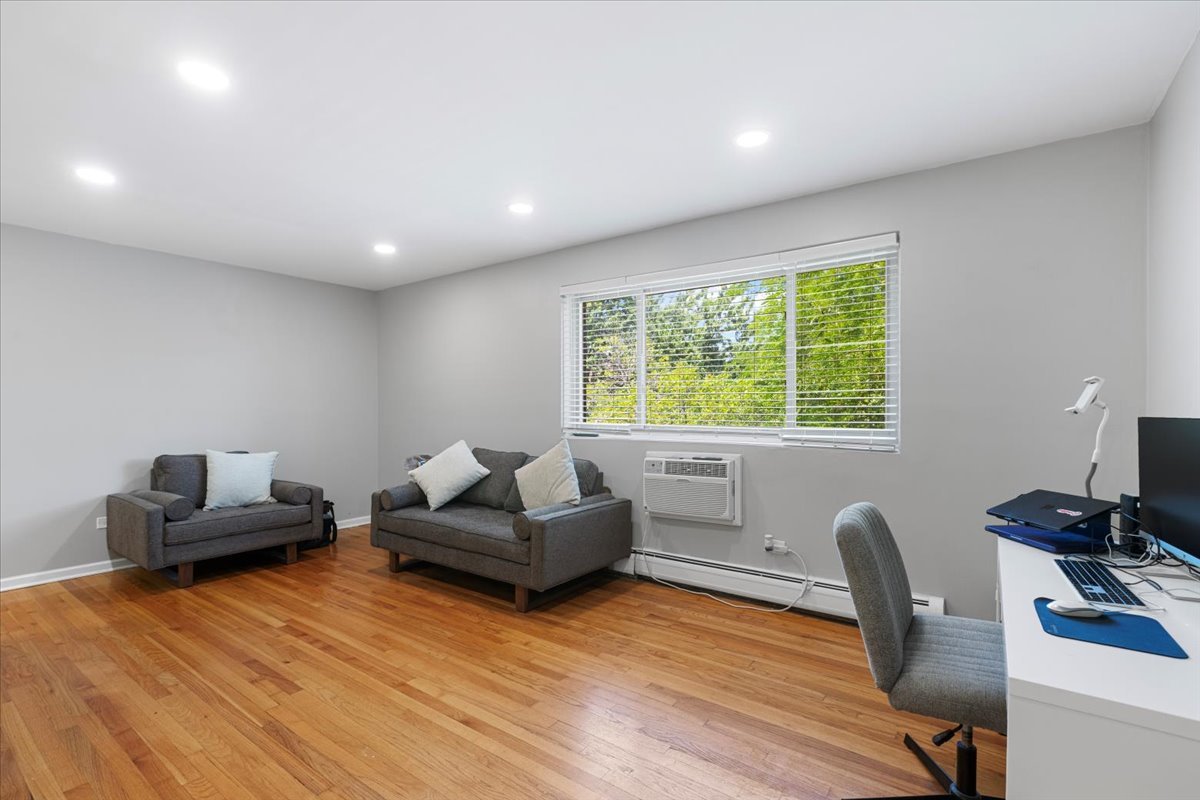 1415 W Lunt Avenue 402