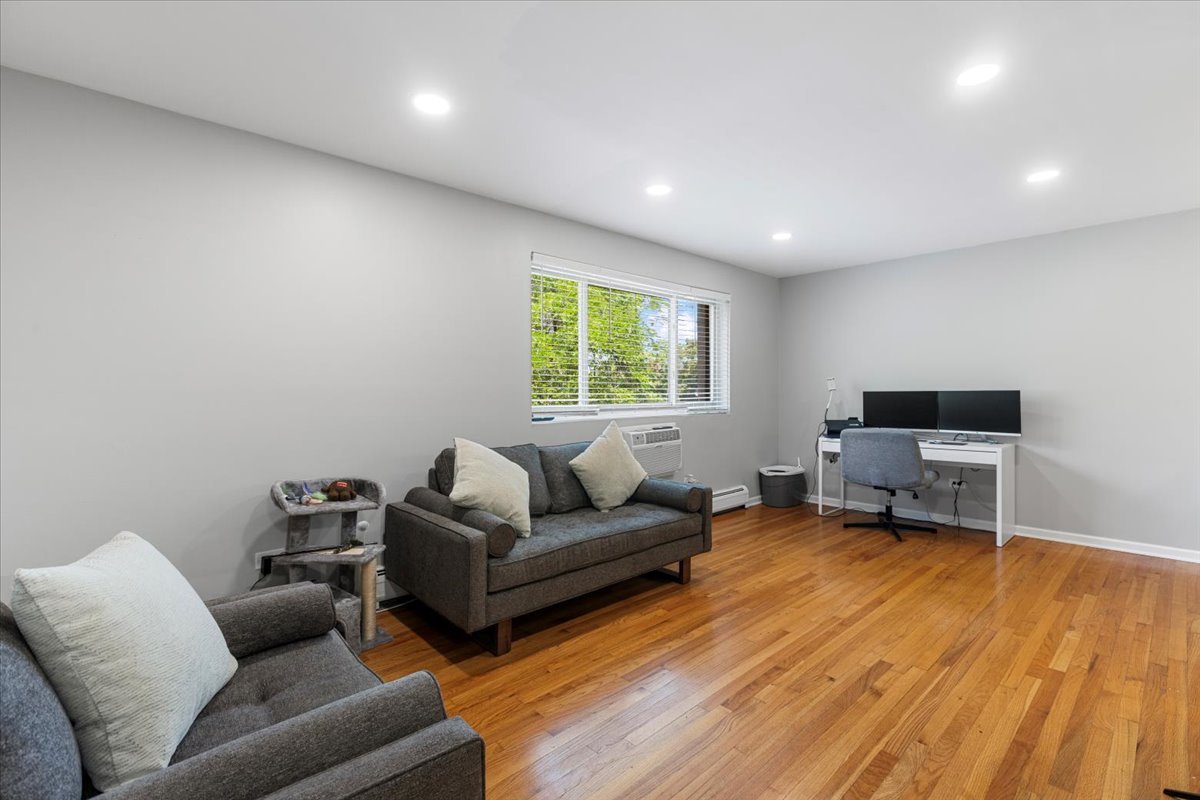 1415 W Lunt Avenue 402
