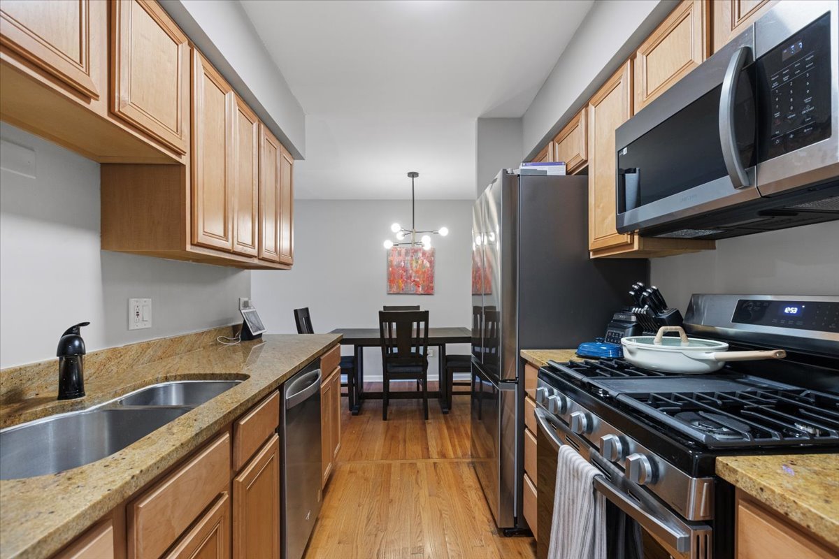 1415 W Lunt Avenue 402