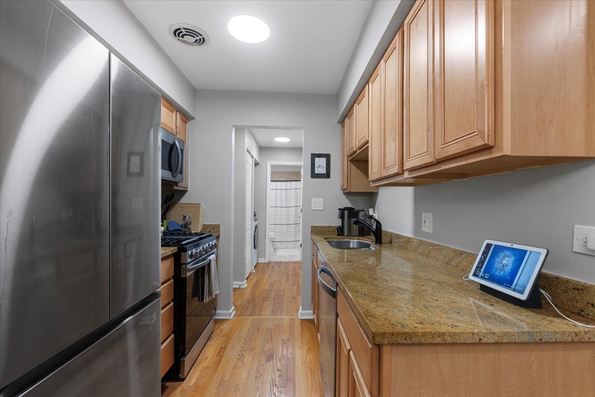 1415 W Lunt Avenue 402
