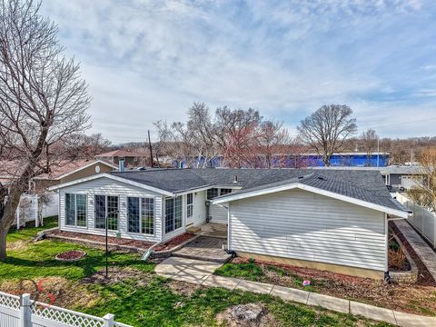 Tiny photo for 1525 Clark Street, Ottawa, IL 61350 (MLS # 12595191)