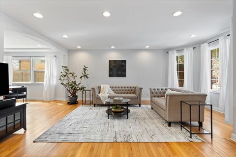 Tiny photo for 320 Beverly Drive, Wilmette, IL 60091 (MLS # 12602061)