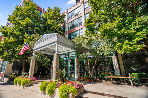 1800 W Roscoe Street 323 Chicago IL 60657