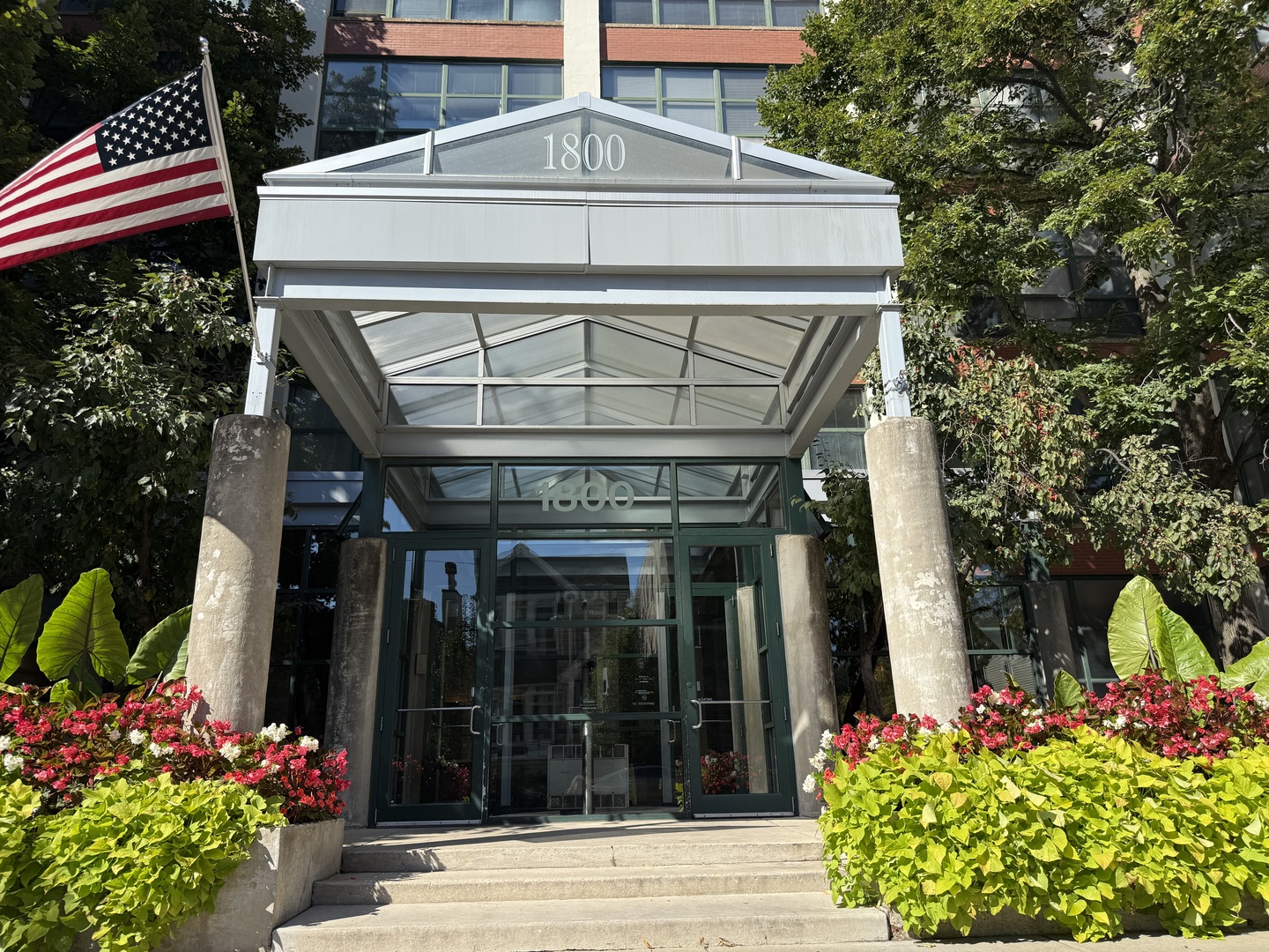 1800 W Roscoe Street 323