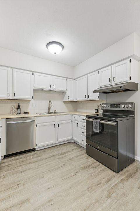 Tiny photo for 5102 25th Ave Court #201, Moline, IL 61265 (MLS # 12632394)