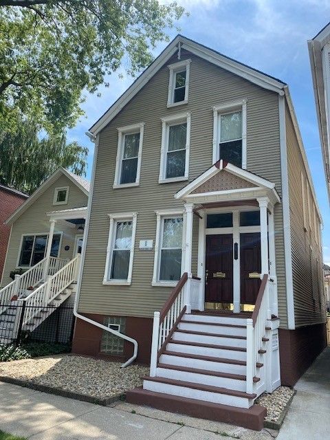 1839 W HENDERSON Street Chicago IL 60657