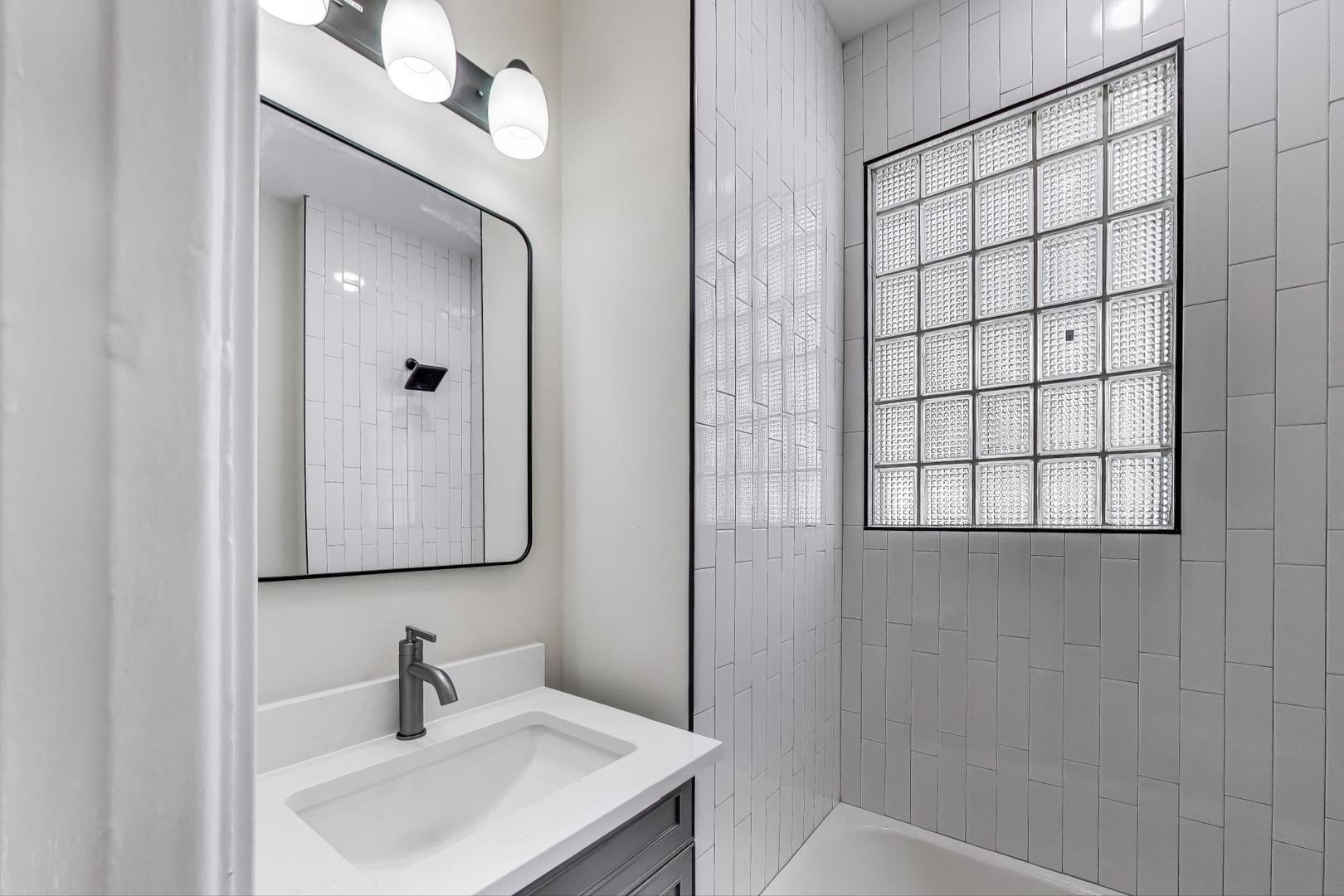 1839 W HENDERSON Street