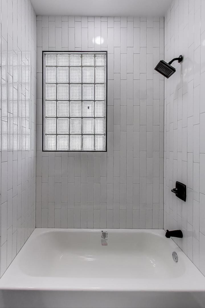 1839 W HENDERSON Street