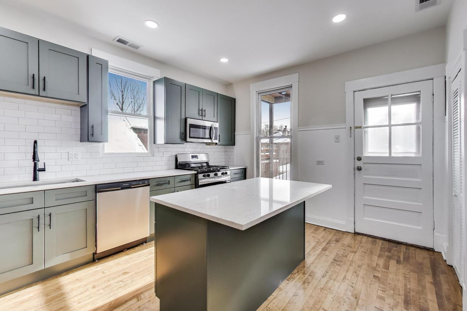 1839 W HENDERSON Street