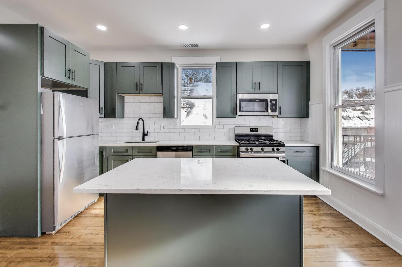 1839 W HENDERSON Street