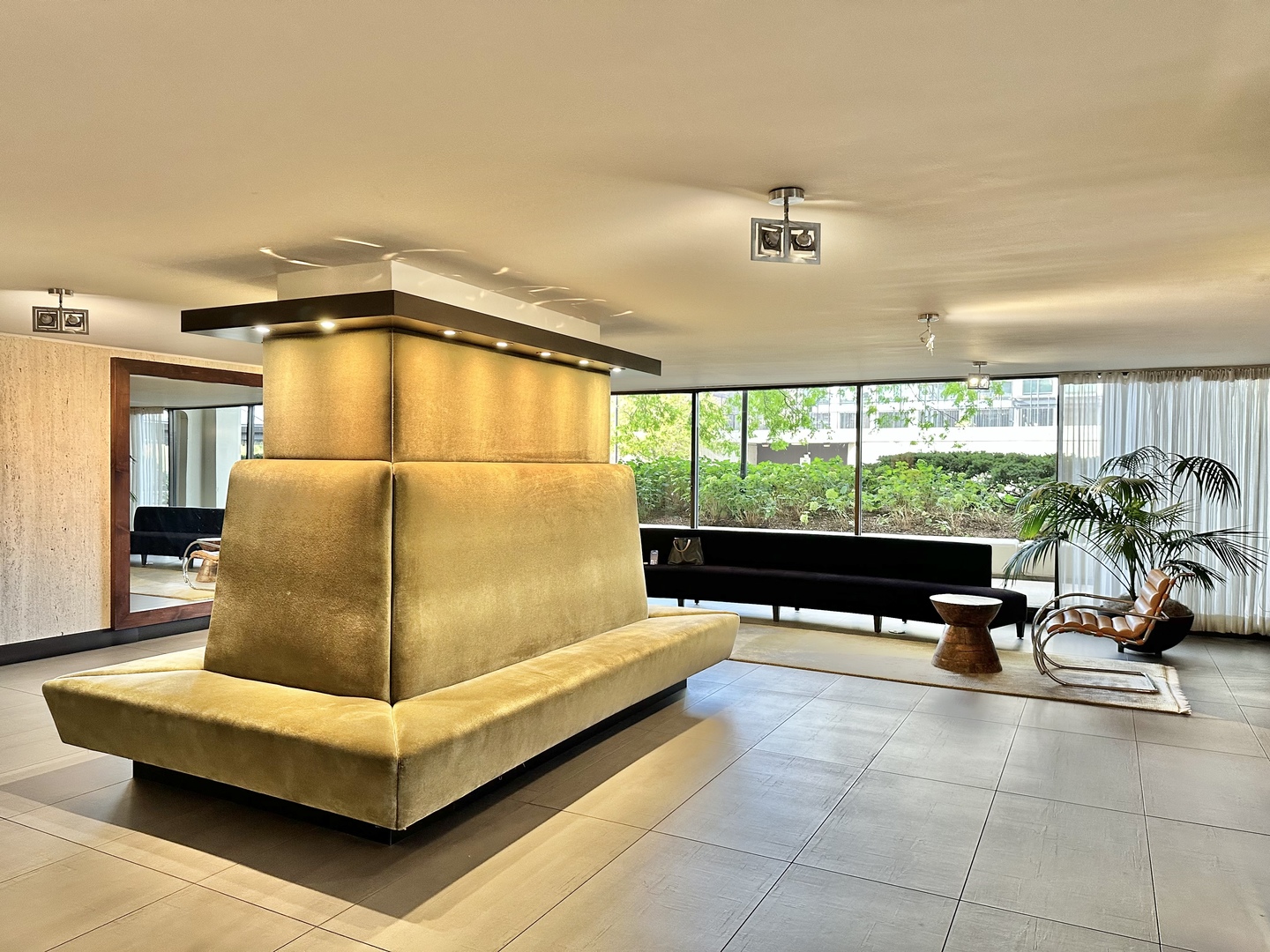 1960 N Lincoln Park West Avenue 2705