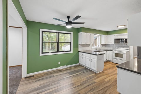 Tiny photo for 2423 E 32nd Street, Davenport, IA 52807 (MLS # 12749809)