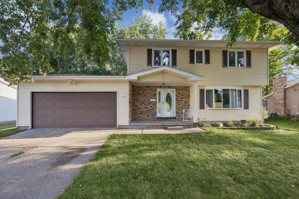 2423 E 32ND ST, DAVENPORT, IA 52807 - Image a9f8ebb2a83fe72e814678fa9e36e72f/266876614