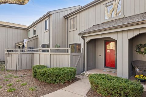 Photo of 404 Shoreline Road #298, Lake Barrington, IL 60010 (MLS # 12642833)