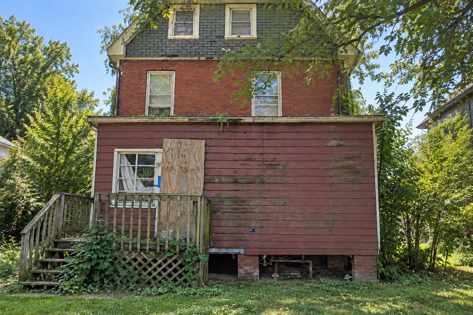 805 NE Perry Avenue