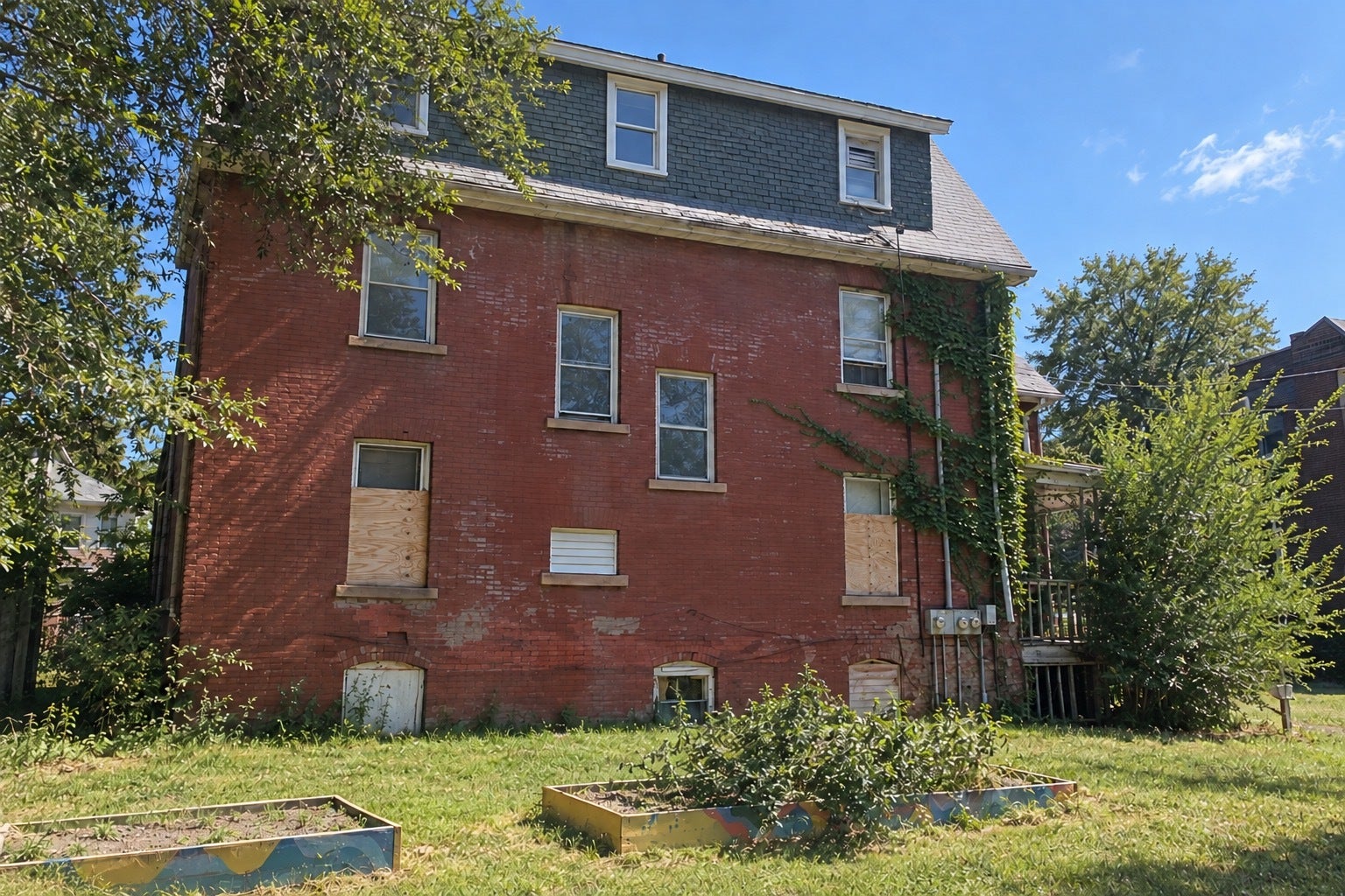 805 NE Perry Avenue