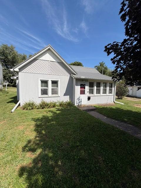 Photo of 334 23rd Place, Clinton, IA 52732 (MLS # 12759437)
