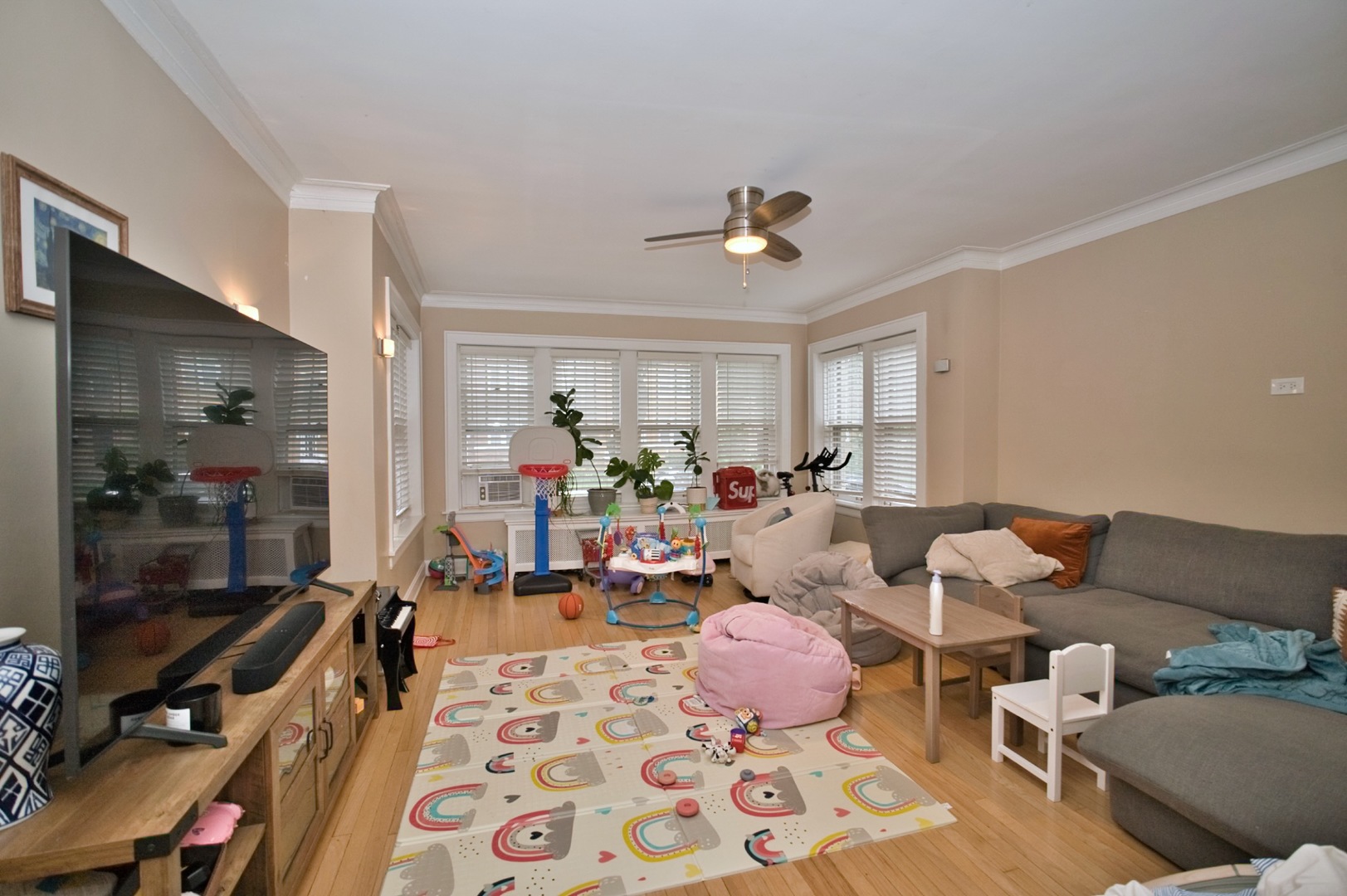 6609 N Artesian Avenue