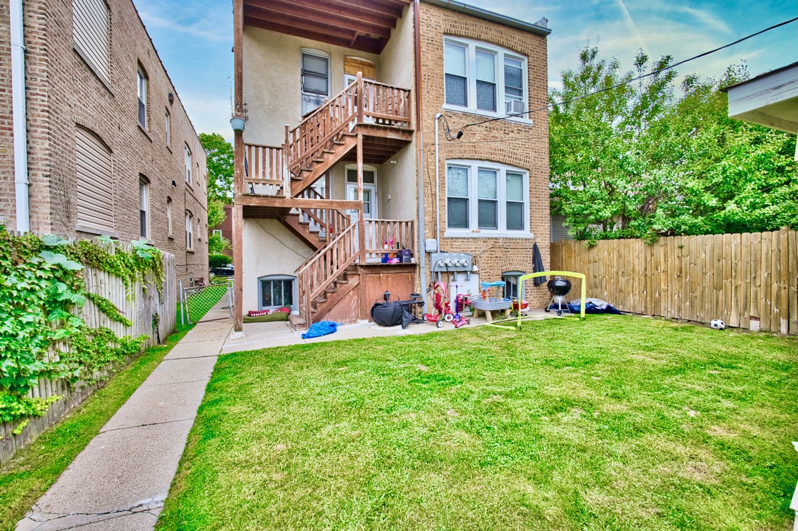 6609 N Artesian Avenue