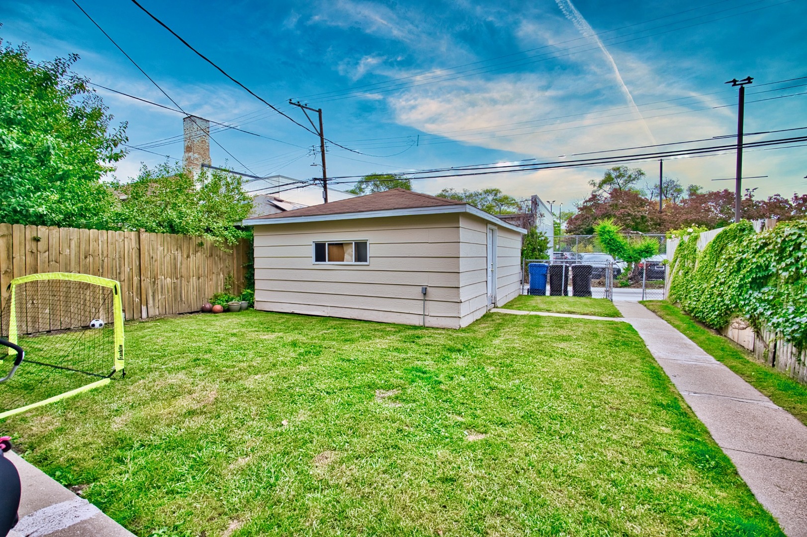 6609 N Artesian Avenue