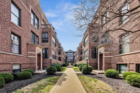 Photo of 747 W Cornelia Avenue #N1, Chicago, IL 60657 (MLS # 12742757)