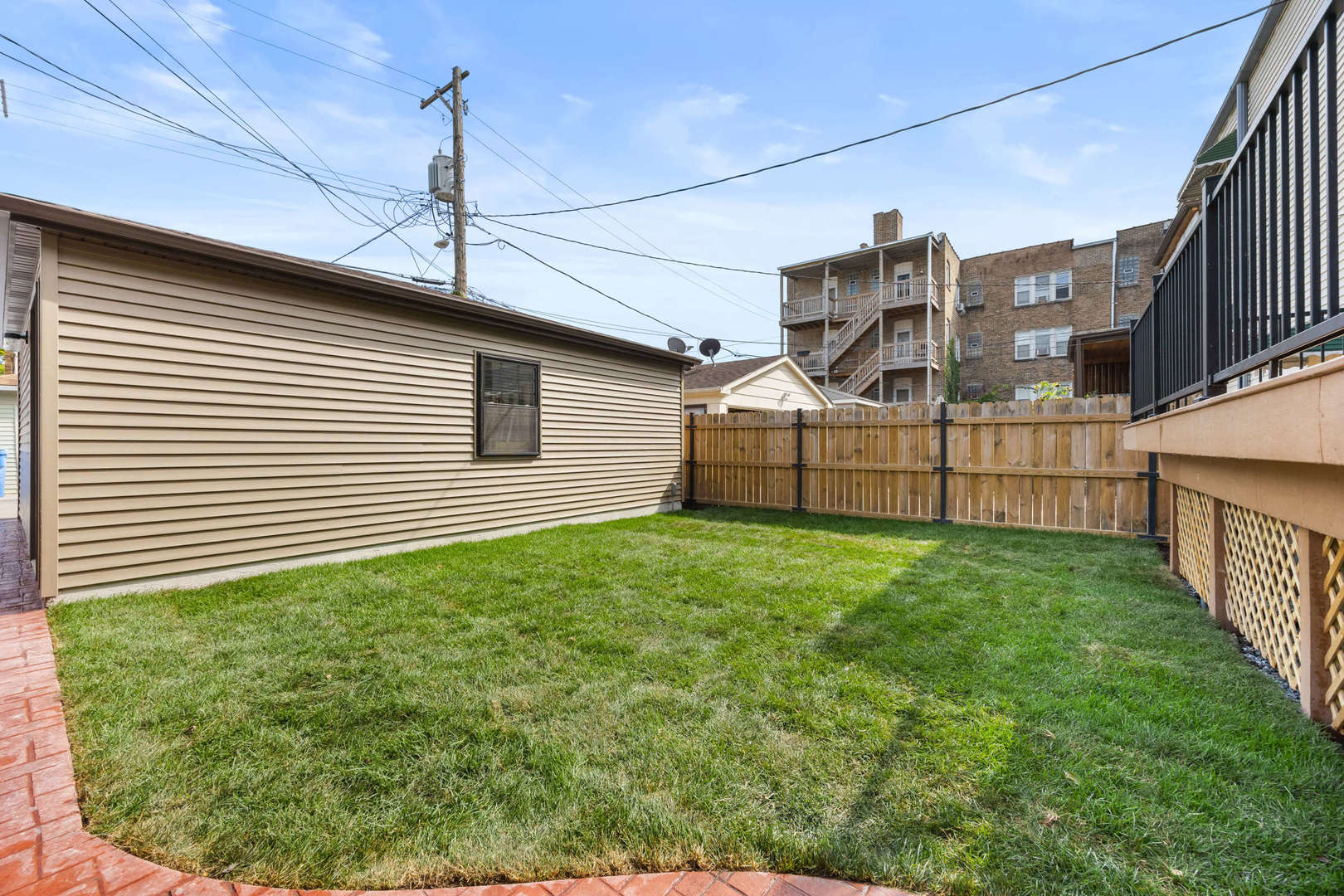 4437 N Whipple Street