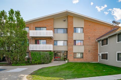 Photo of 4000 BAYSIDE Drive #205, Palatine, IL 60074 (MLS # 12484035)