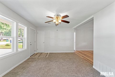 Tiny photo for 3914 15th Street B, Moline, IL 61265 (MLS # QC4266730)