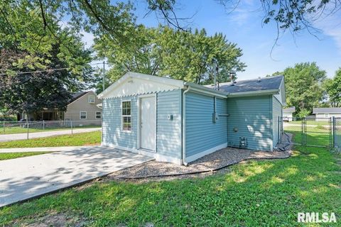 Tiny photo for 3914 15th Street B, Moline, IL 61265 (MLS # QC4266730)